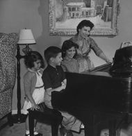 Nancy Sinatra Sr. and Her Children (Image via Getty)